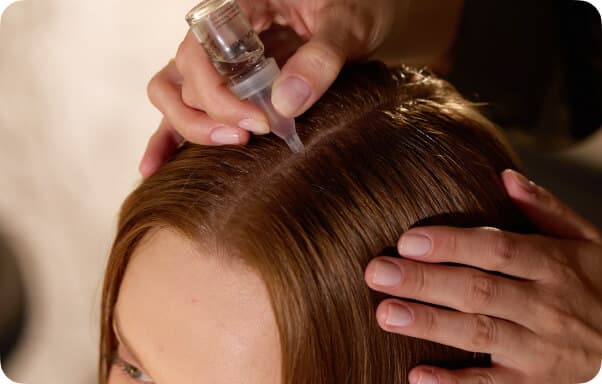 Нанесение профессиональной сыворотки Biolage на кожу головы